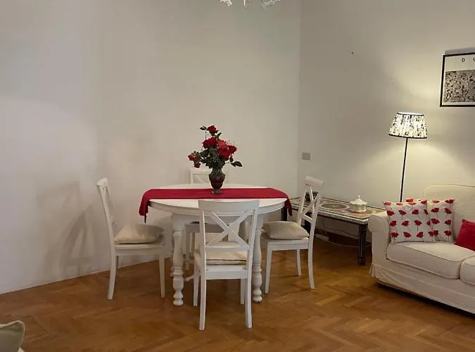 Elegant apt-typical Roman Palazzina Pz Alessandria
